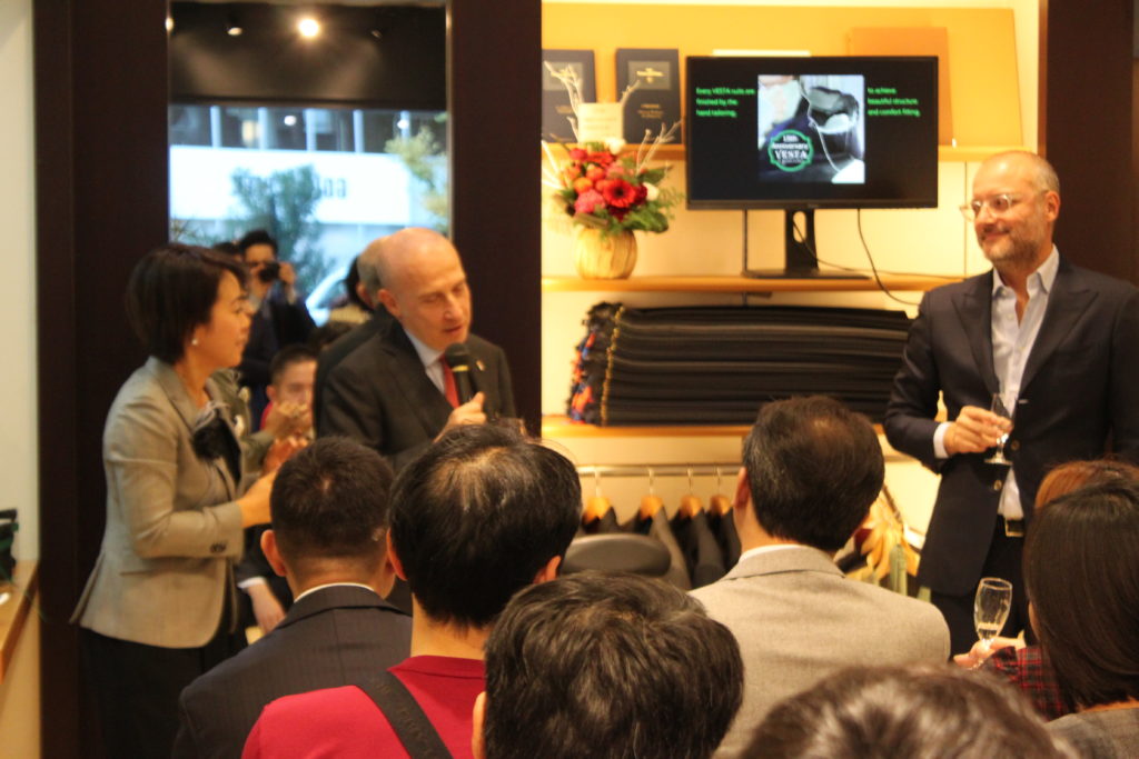 15周年記念イベントにて乾杯されるイタリア大使