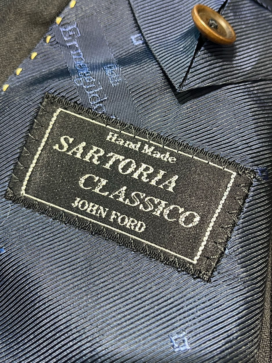 Read more about the article オーダースーツの常識を変えた「サルトリアクラシコ」──イタリア仕立ての研究と商標登録に至る東京ジョンフォードの物語