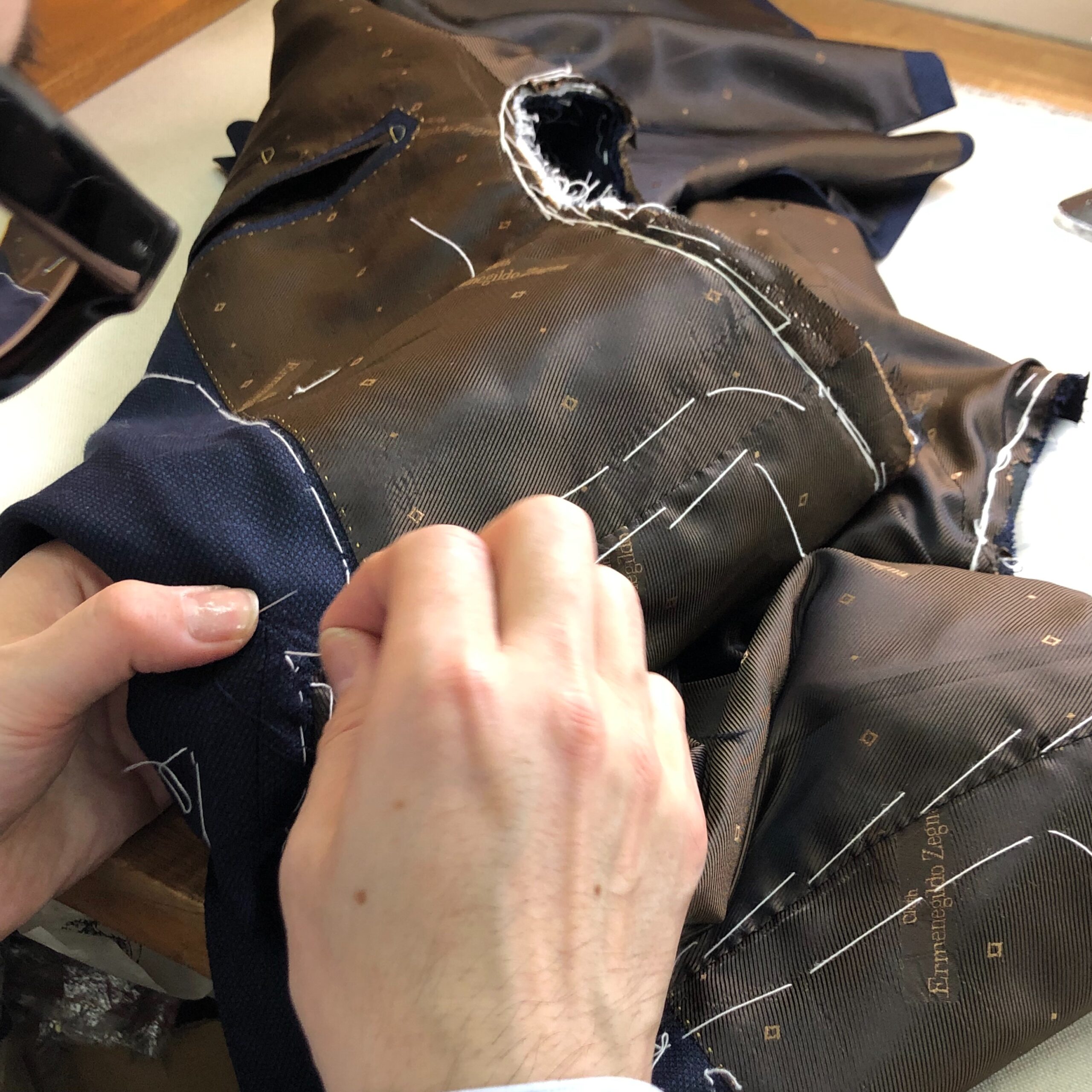 Read more about the article スーツの価値は“構造と縫製”に宿る──銀座VESTAの手縫い7割の独自仕立てと、イタリア副資材が生む立体美