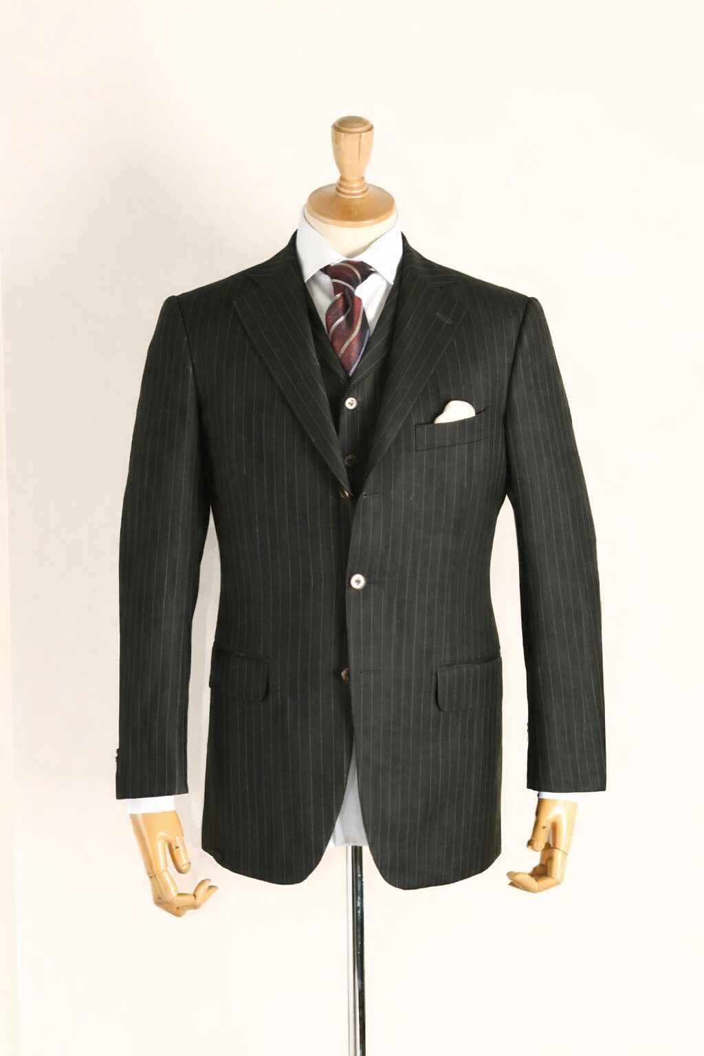 Read more about the article 【2026年最新版】段返り3つボタンの正解｜アイビーの反逆精神と銀座の仕立て3つボタン段返りジャケットについて学ぶ