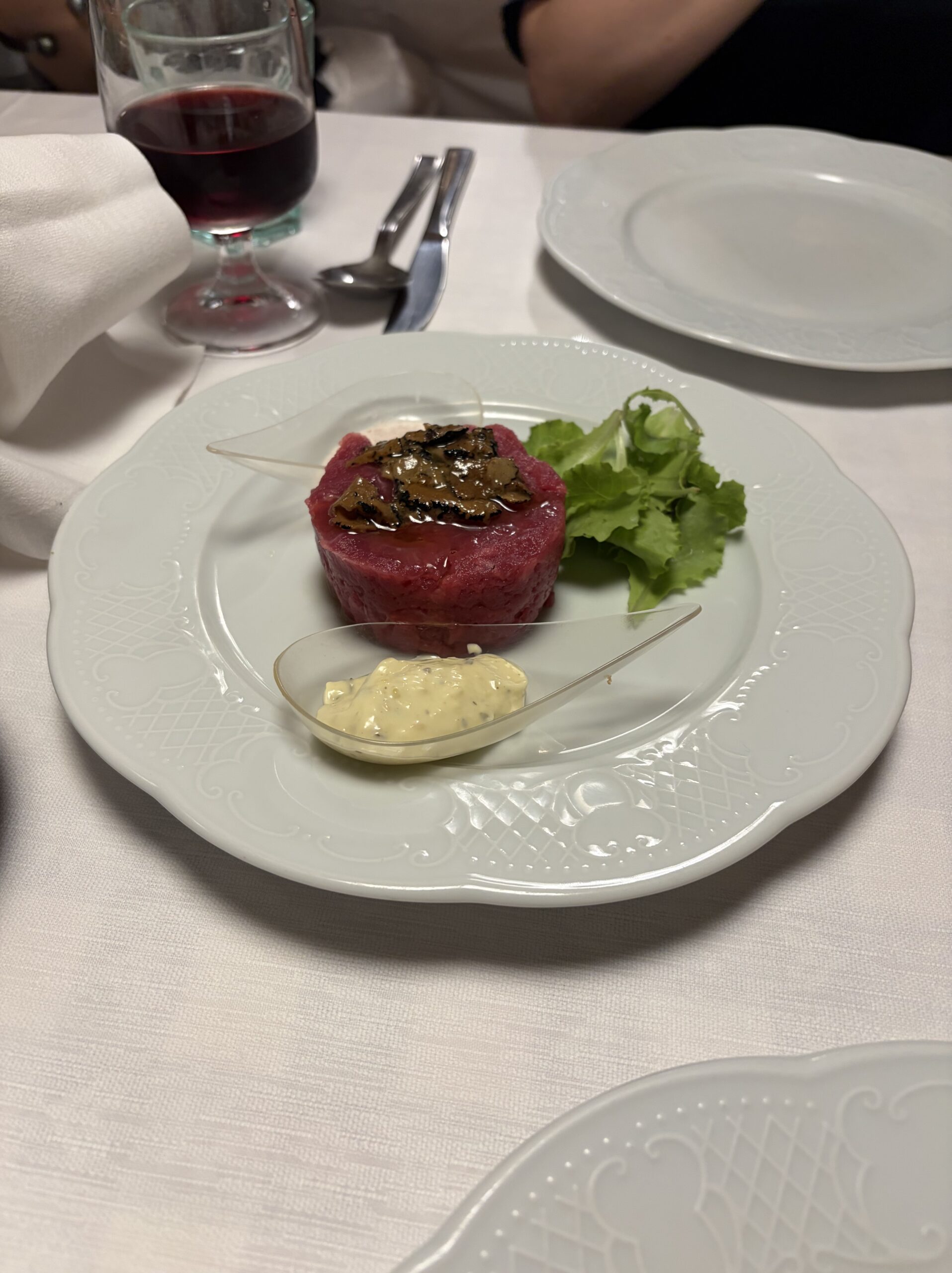 トリュフを添えた赤身肉のタルタル