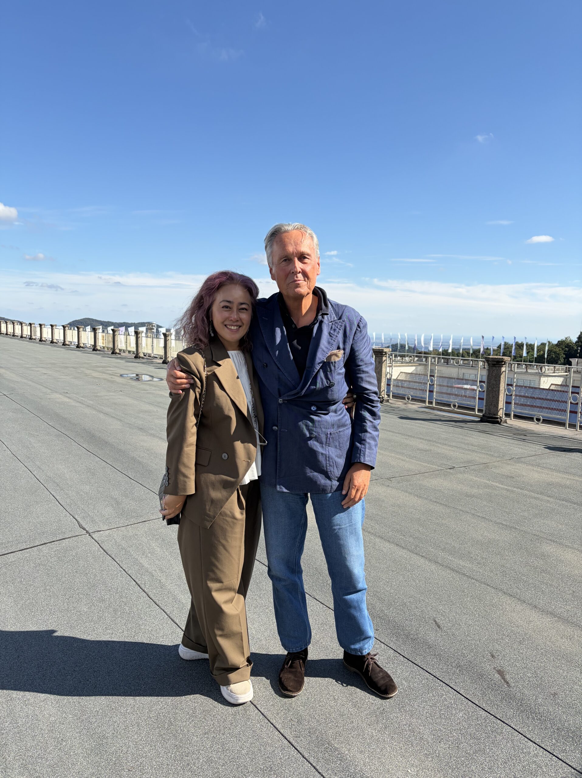 Lanificio Ermenegildo Zegna訪問時の北川美雪とFerraris会長。VESTA提供。今回の特別公開当日の写真ではありません。